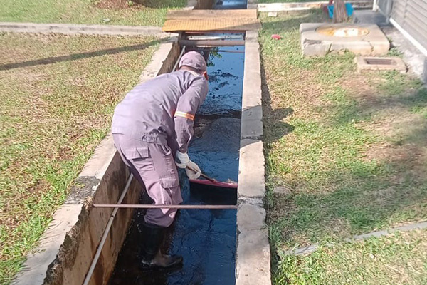 [Photo] Cleaning of waterways on company premises