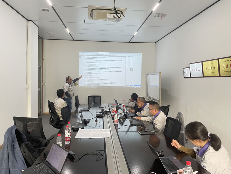 [Photo] Area safety committee meeting (left) and mutual audit (right)