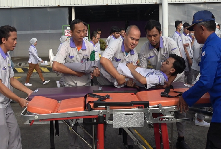 [Photo] Evacuation drill at overseas production base