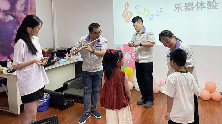 [Photo] Hands-on musical instrument experience