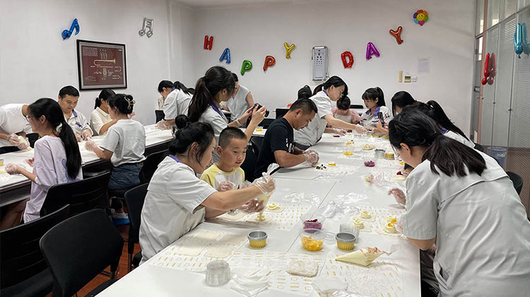 [Photo] Miniature musical instrument assembly workshop