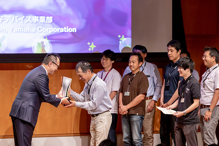 [Photo] Yamaha Awards program in which awards are presented by the President
