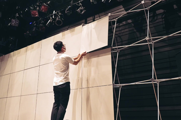 [画像] スクリーンにパネルを取り付ける様子