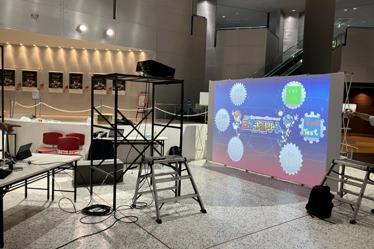 [画像] イベントでのスクリーン利用例（自立型）