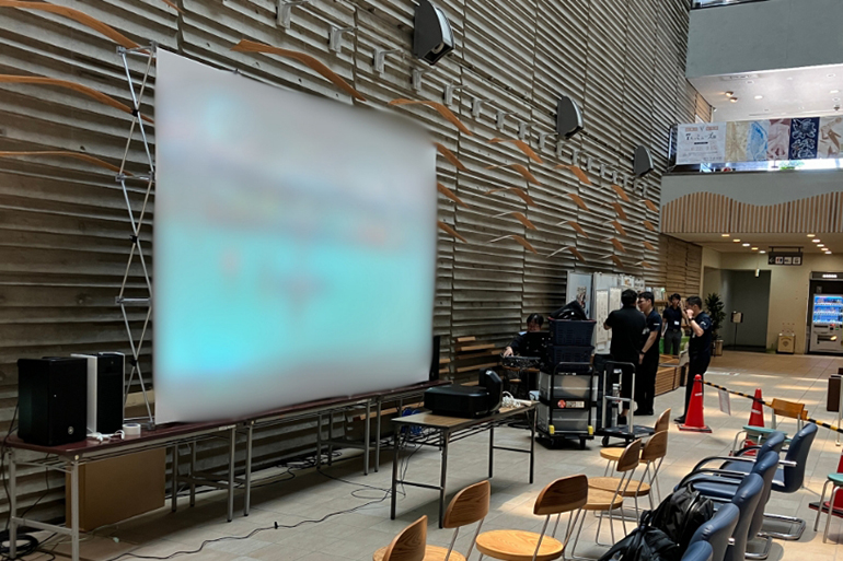 [画像] パブリックビューイングイベントでのスクリーン利用例（自立型）