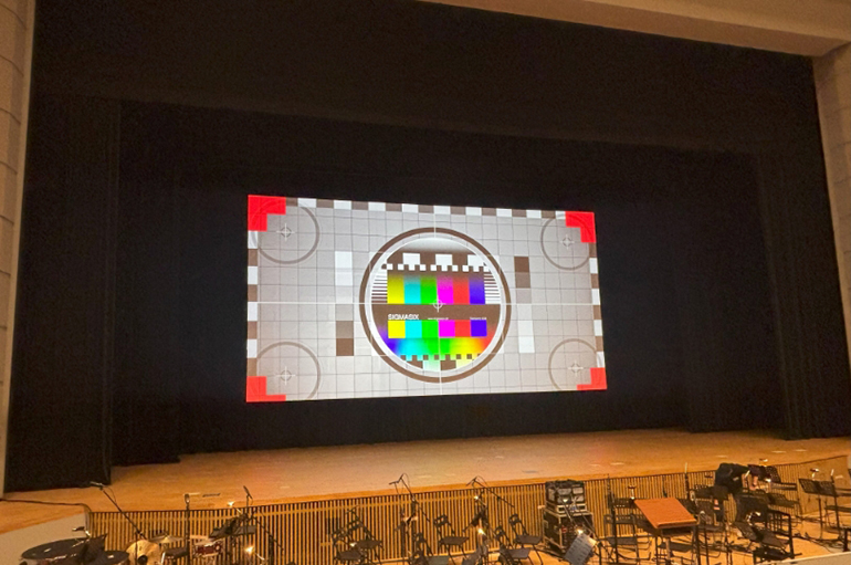 LEDビジョンより低コスト、高い自由度を実現｜パネル式スクリーン