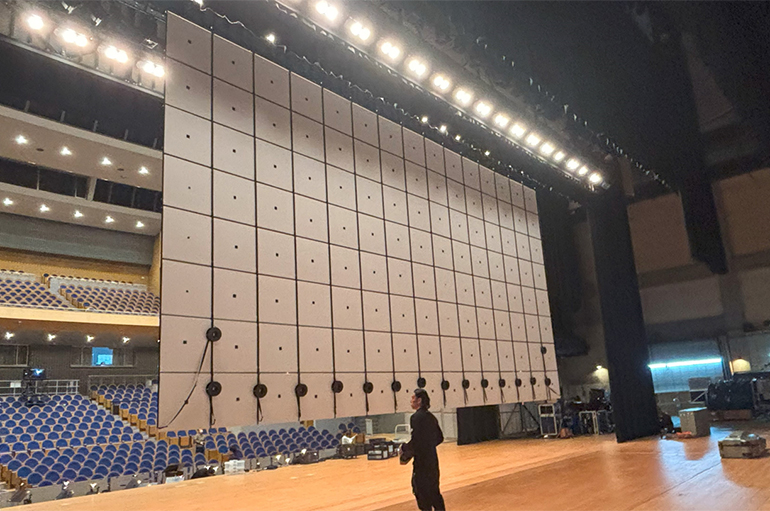 [画像] コンサートホールでの吊り下げ型使用例（裏面の様子）