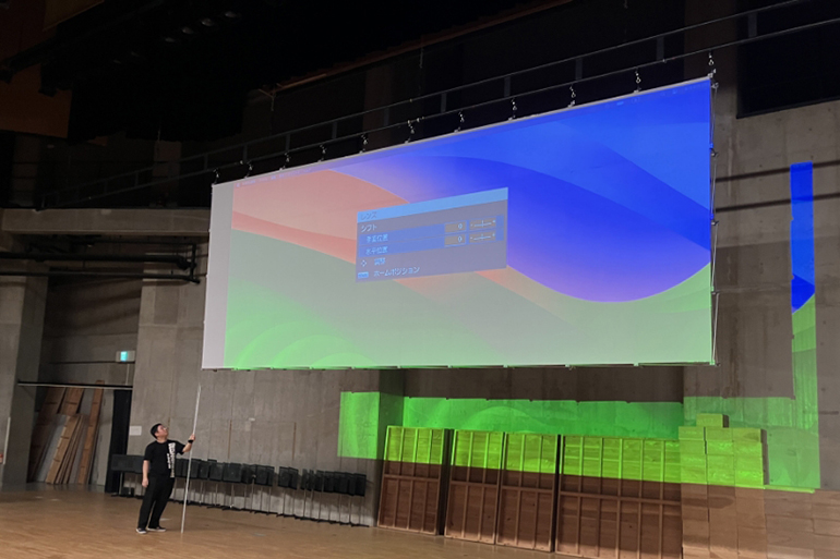 [画像] コンサートホールでの吊り下げ型使用例