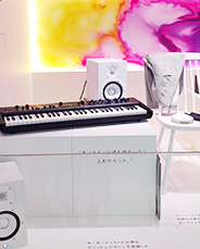 [ 画像 ] 『ヤマハの好奇心』展示写真　“オンライン会議も終わったし、さあやろうか”