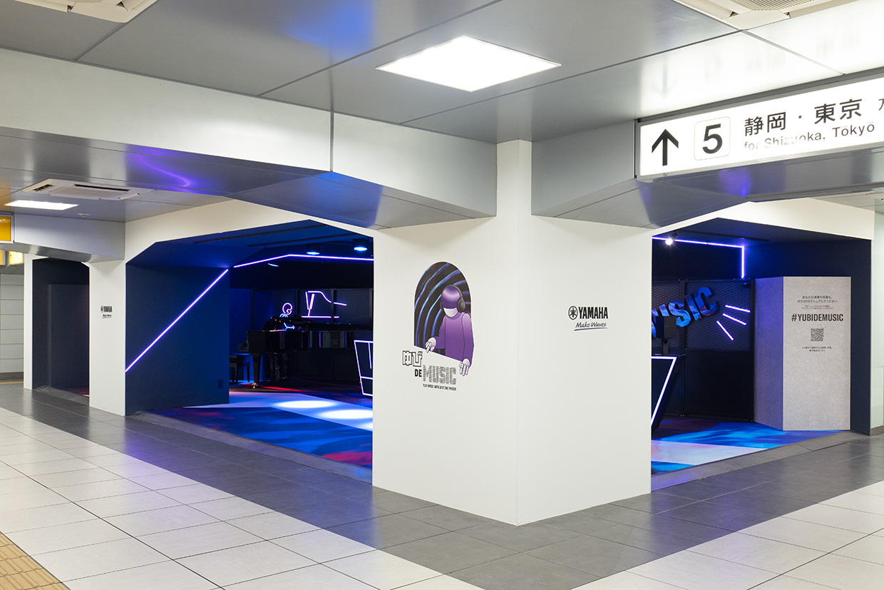 [ 画像 ] 展示ブースをななめから見た画像。柱にタイトルロゴがある。