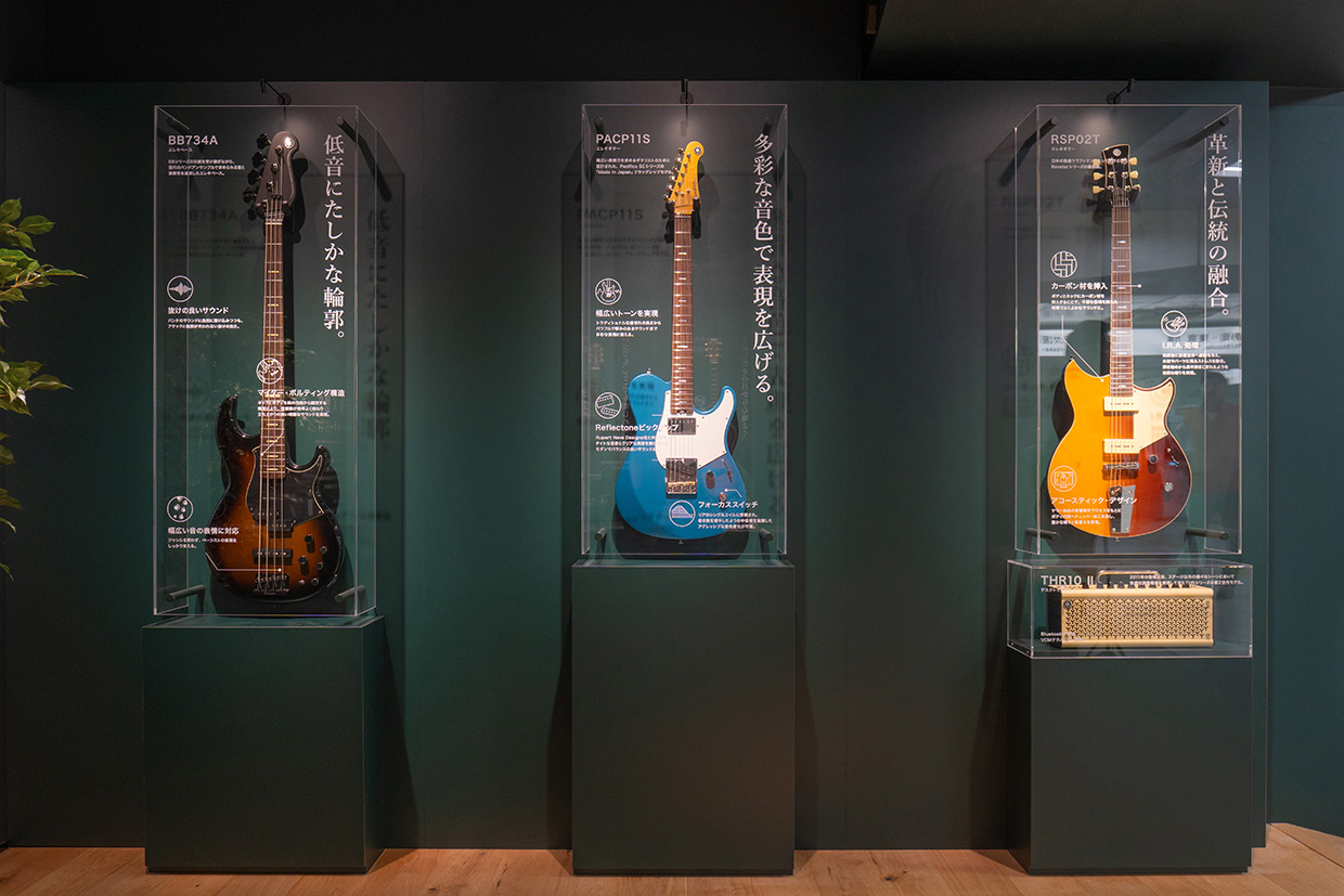 [ 画像 ] エレキギターなど4製品の展示を正面から見た様子。