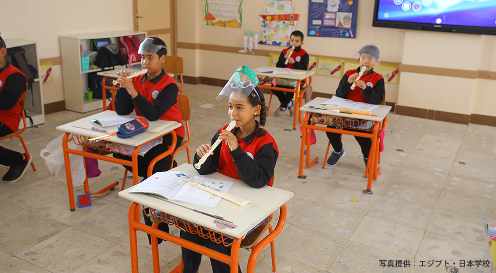エジプトでリコーダーの授業を受ける児童たち