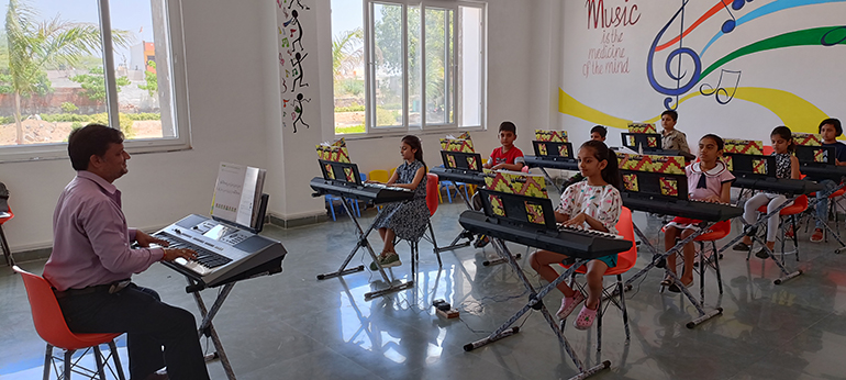 インドにおける取り組み事例 、キーボードを使った音楽の授業