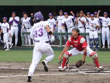 [ 画像 ] １回に先制のホームを踏む永田選手(人事部所属)と迎えるベンチ。永田選手はこの日２安打１打点の活躍。