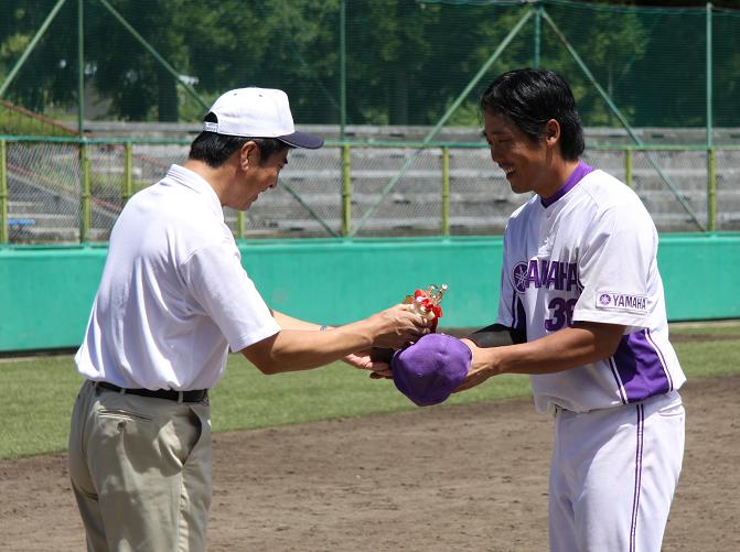 [ 画像 ] 佐藤選手は最優秀選手賞と首位打者賞を獲得。