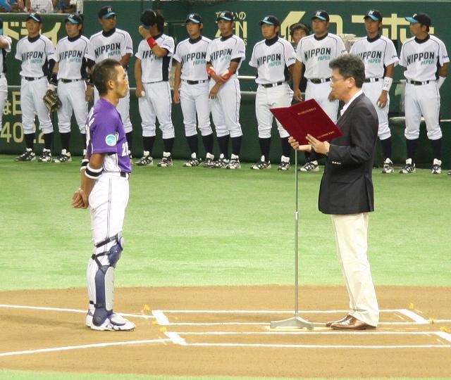 [ 画像 ] 10年連続出場の表彰を受ける松尾選手(経理・財務部所属)。
