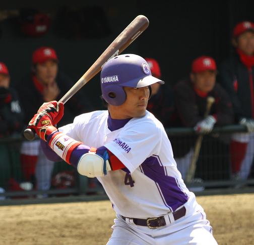 [ 画像 ] 8回に同点に追いつく2塁打を放った長谷川選手（知的財産部所属）。
