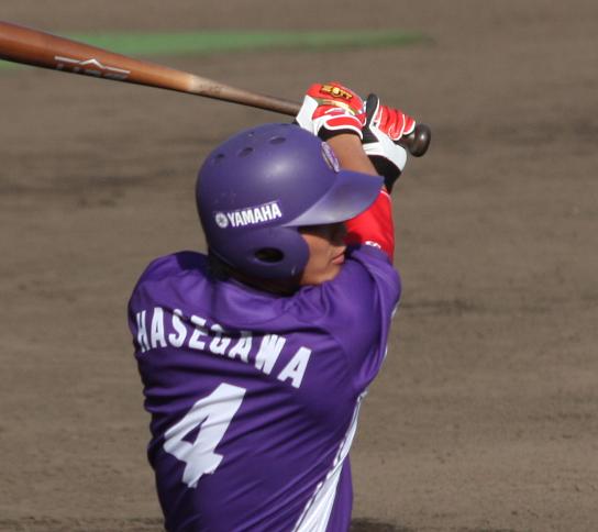[ 画像 ] 初回に2点先制のきっかけとなる2塁打を放った長谷川選手（知的財産部所属）。長谷川選手はこの試合で2塁打を2本放った。