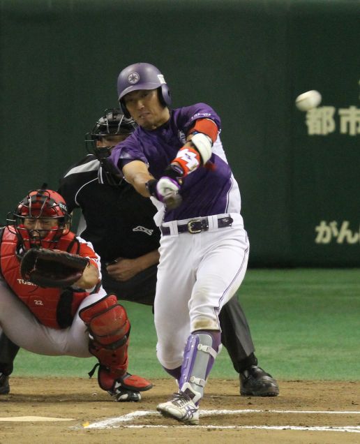 [ 画像 ] １２回表タイブレークで２点タイムリー２塁打を放った長谷川選手（知的財産部所属）。