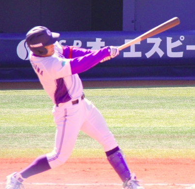 [ 画像 ] 6回、先制の左越え本塁打を放つ、長谷川選手