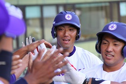 [ 画像 ] ８回表、デッドボールを受け、怪我が心配されたが元気にホームに帰ってきた長谷川雄選手と矢幡選手