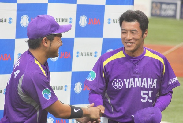 [ 画像 ] インタビューを受けて握手を交わす美甘監督と矢幡選手