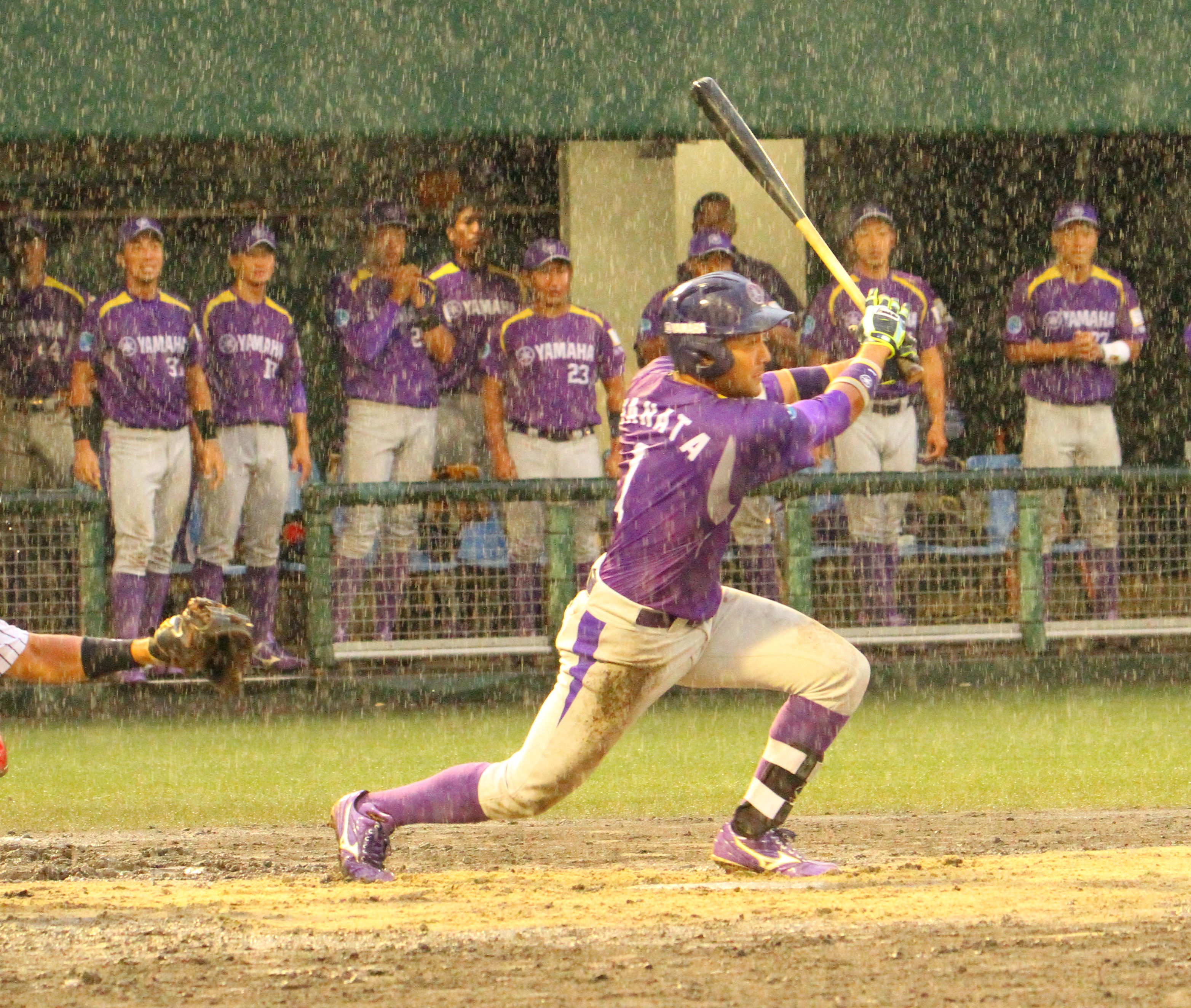 [ 画像 ] 雨の中2点差を追いつく2塁打を放ち、逆転につなげた矢幡選手（9回表右中間タイムリーツーベースヒットの写真）