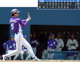 [ 画像 ] 9回表二死2塁で代打の藤崎選手がライト前にタイムリーを放ち、2桁得点とした。