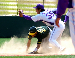 [ 画像 ] 松尾捕手からの好送球により、相手の盗塁を阻んだ佐藤選手。