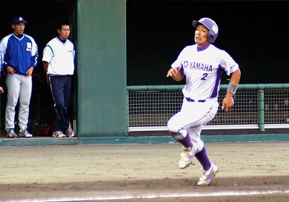 [ 画像 ] ３塁を蹴ってホームへ疾走する嶋岡選手。