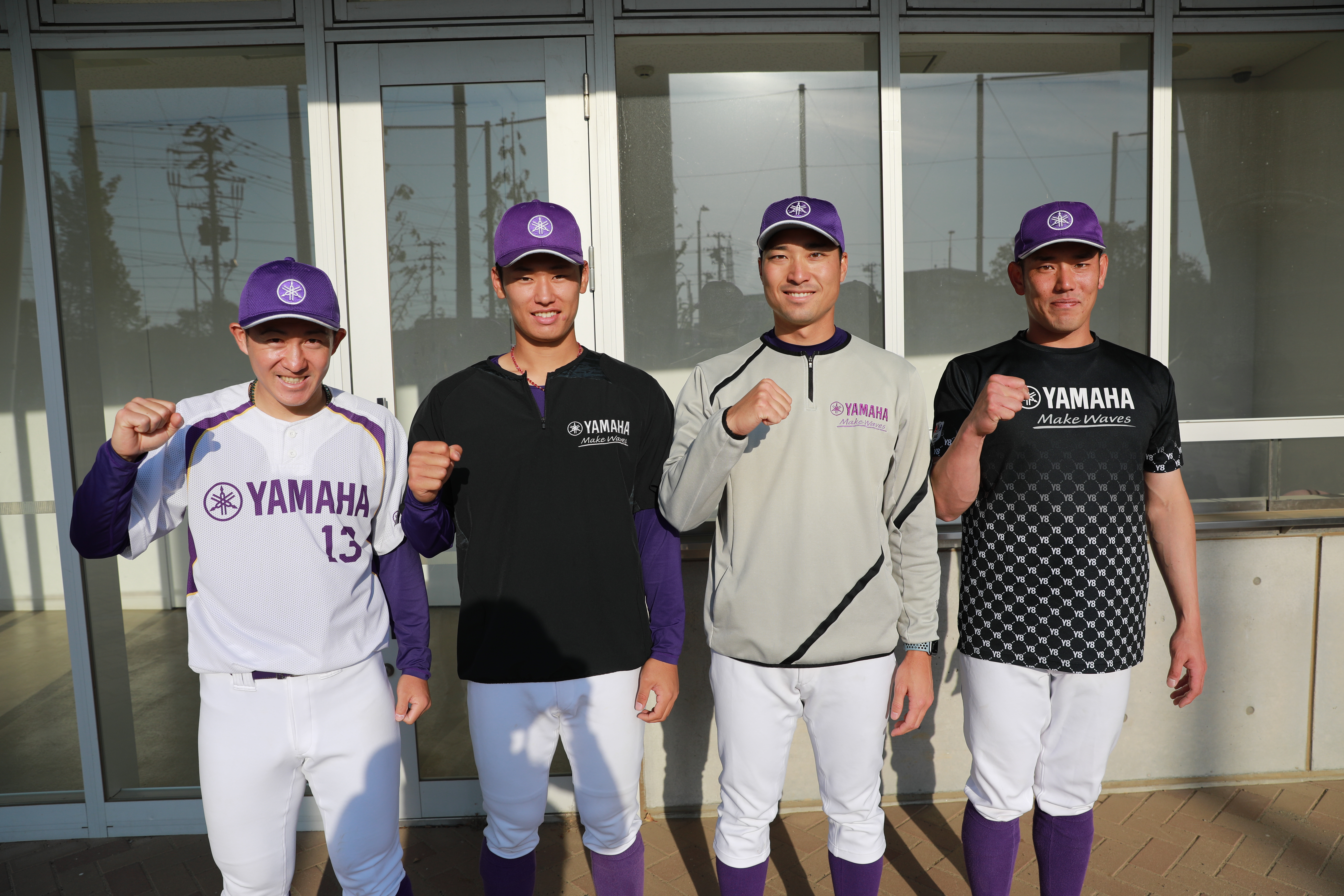 [ 画像 ] ☆九谷投手（左）：キャッチーの守備でリズムを作って良い攻撃に繋げられました。次の試合も勝てるように頑張ります！　☆金原投手（中央左）：ランナーを背負った場面での登板で抑えられたことが良かったです。　☆水野投手（中央右）：守りからリズムを作り良い展開で勝つことができました。 残りの予選2試合もヤマハらしい野球をしていきたいと思います。　☆波多野投手（右）：みんながいい形でつないでくれて 無失点に抑えることができてよかったです。次の試合もがんばります！