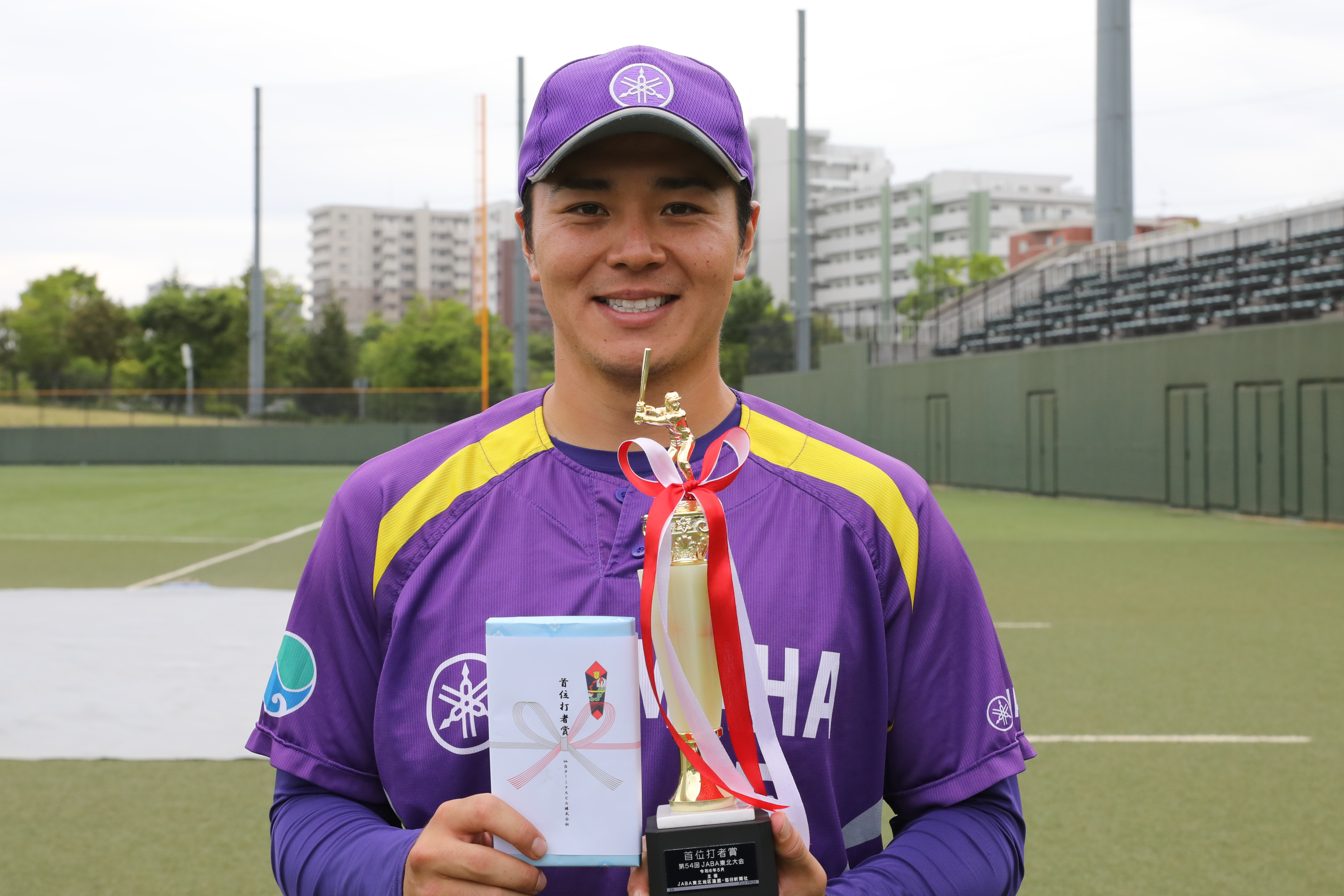 [ 画像 ] この試合２安打を放ち大会首位打者の網谷選手「静岡、京都共に準優勝と悔しい思いをして迎えた東北大会だったので、優勝する事が出来て大変嬉しく思います。すぐに都市対抗予選が始まるのでそこに向けてチーム一丸となって頑張ります！」