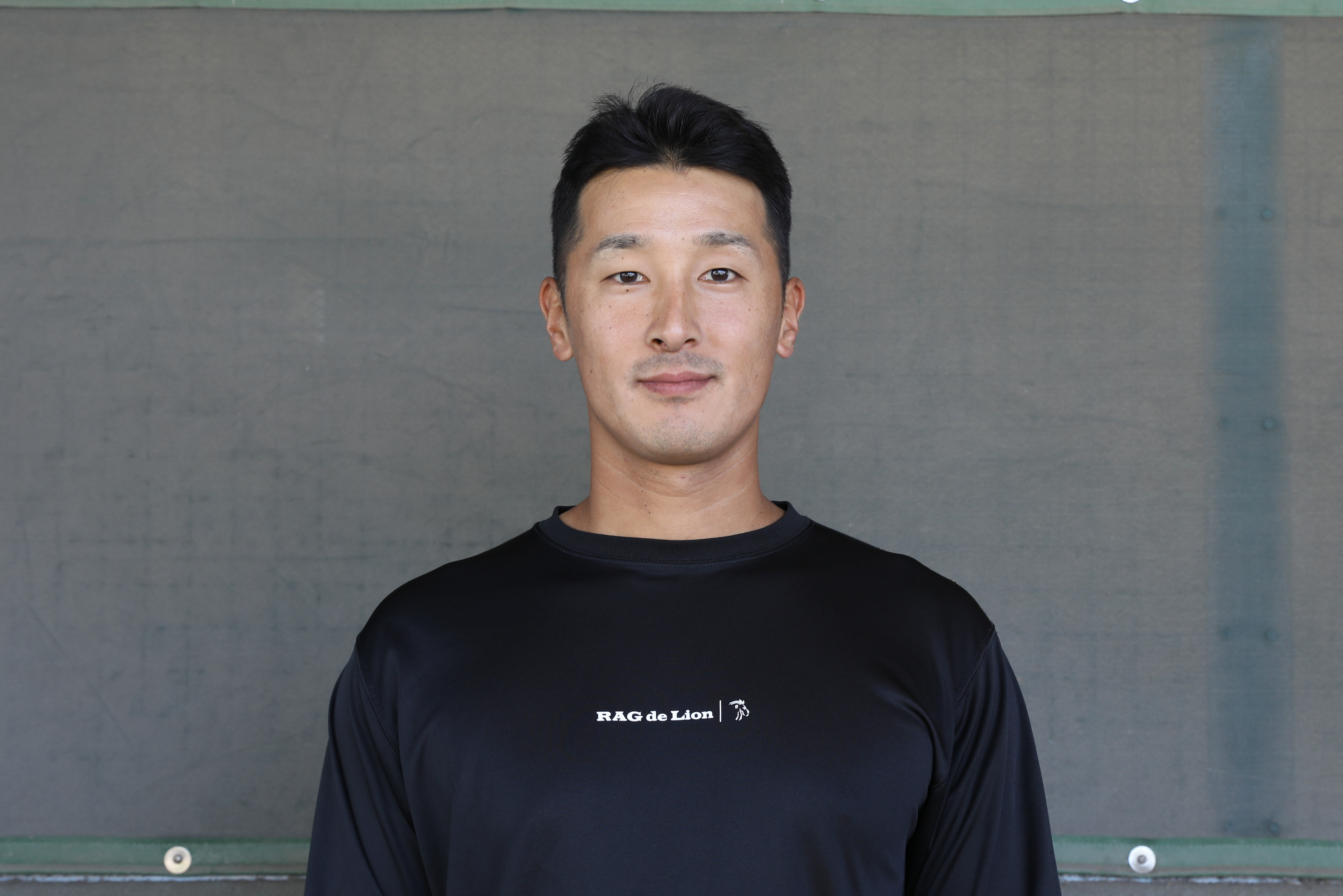 [ 画像 ] 5回に逆転のタイムリーヒットを放った秋利選手「まず初戦を突破することができてよかったです！ これからも一戦必勝で頑張っていきます。 引き継ぎのご声援よろしくお願いします。」