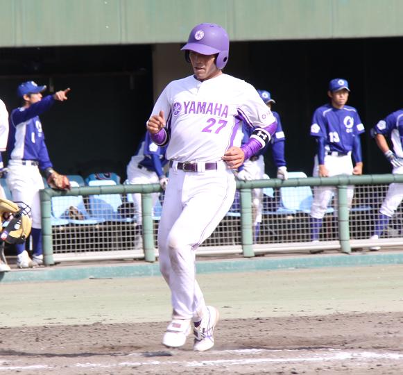 [ 画像 ] ９回に藤崎選手のタイムリーヒットでホームインする松尾選手。松尾選手はこの試合３安打を放つ。
