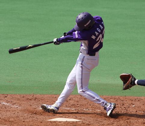 [ 画像 ] ４回に３塁打を放った永田選手(人事部所属)。