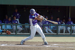 [ 画像 ] 4回表先制のホームランを放った高橋選手。