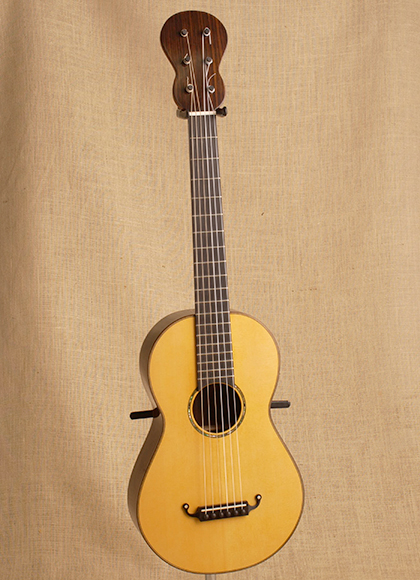 復元された19世紀ギター、ネックの形もユニーク