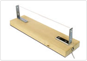 板やL字型金具などを使って、鉄弦を1本張った台をつくる。