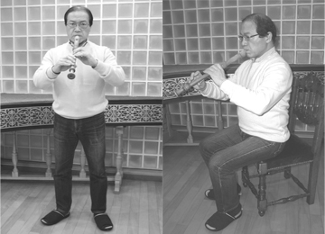 左：立った時の構え方　右：座った時の構え方　モデルは吉澤 実さん（リコーダー奏者）