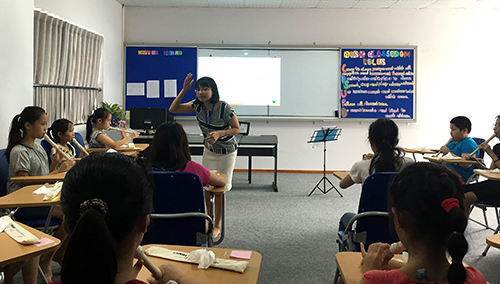 [ 画像 ] 日本国際学校（ハノイ）でのリコーダーを使った音楽授業