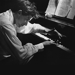 [ 画像 ] （c） Jock Carroll, courtesy of the Estate of Jock Carroll and The Glenn Gould Foundation