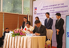 [ 画像 ] フィリピン・ダバオ市教育局と音楽教育協力における覚書を締結<br>
リコーダーを用いた音楽教育を試験導入