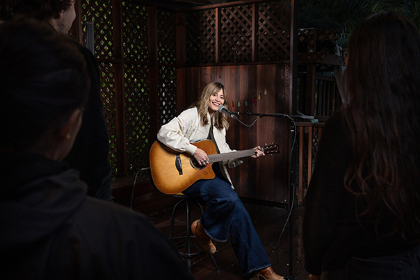 [ 画像 ] アンプとつなげば、ライブステージにも最適