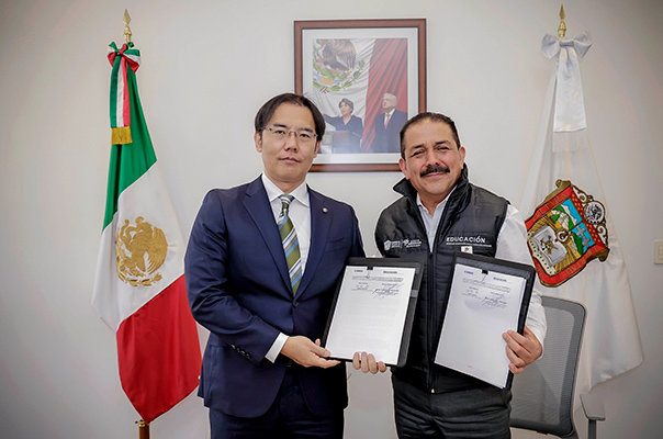 [ 画像 ] 覚書を交わしたメキシコ州教育局長（右）とヤマハ・デ・メヒコ社長（左）