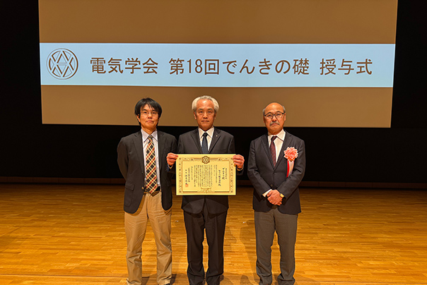 [ 画像 ] 2025年3月19日に行われた「でんきの礎」授与式に出席した、（左から）電子楽器事業部 大田 慎一、奥村 貴宏、当社OB 国本 利文