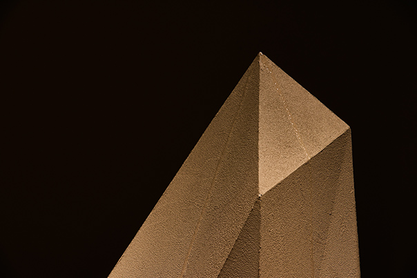 [ 画像 ] 作品の象徴となる多面体（オブジェ）
