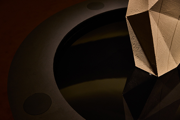 [ 画像 ] 作品の象徴となる多面体（オブジェ）