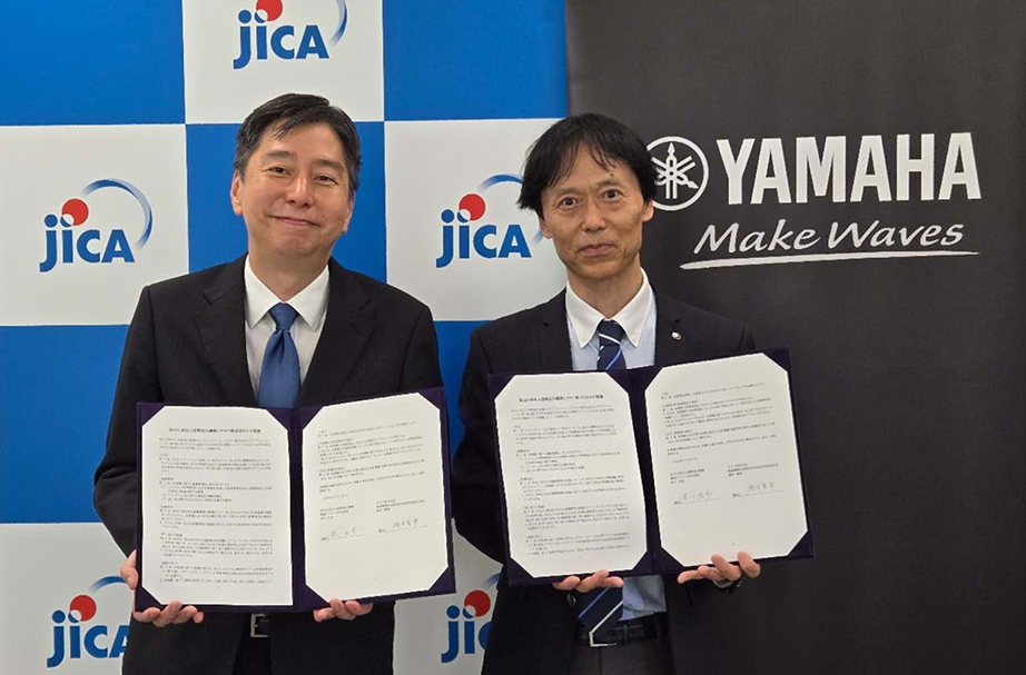 [ 画像 ] 左：JICA東南アジア・大洋州部　早川 友歩部長、右：当社楽器事業本部販売会社統括部長　酒井 憲寧