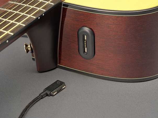 [ 画像 ] リチウムバッテリーが内蔵され、マグネット式タップで充電可能