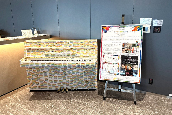 [ 画像 ] 社内に設置されたプライド月間巡回展示